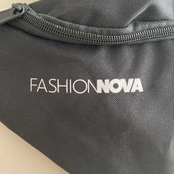 Fashion Nova Waist bag - Picture 2 of 5